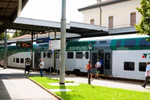 Anunţ discriminator, într-un tren din Italia. ”Ţiganii să coboare la prima staţie”