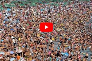 Staţiunea de pe litoralul românesc unde turiştii se înghesuie pe plajă şi în apă ca în China. VIDEO