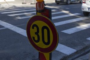 Trafic îngreunat pentru supraînălţarea trecerilor de pietoni de pe strada Traian