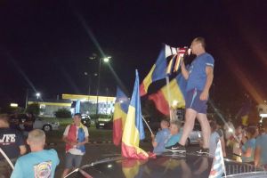 „Diaspora e România!”: Zeci de orădeni i-au întâmpinat la Vama Borş pe românii care vin la mitingul anti-PSD (FOTO / VIDEO)