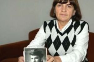 De trei DECENII îi caută pe UCIGAȘII FIULUI şi SOȚULUI. Elena Vlase, „Vitoria Lipan” a timpurilor noastre, LOVEȘTE cu BALTAGUL deciziilor CEDO 