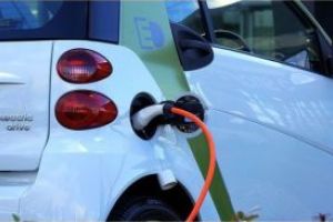 Primăriile reşedinţă de judeţ pot cere bani pentru staţii de reîncărcare a maşinilor electrice
