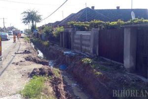 Hău de hău: Locuitorii din Oşorhei s-au trezit cu şanţuri de 2 metri în faţa caselor (FOTO/VIDEO)