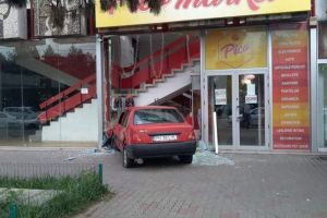 O maşină a intrat într-un magazin la Complexul Mare