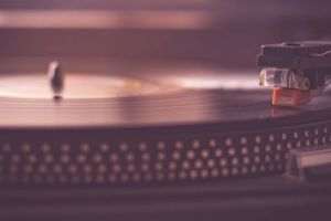 Warm-Up pentru Desculţ în iarbă la Office – Clubul presei