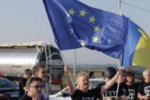 Protestatarii din diaspora care merg la mitingul anti PSD, întâmpinaţi cu steaguri lângă Timişoara