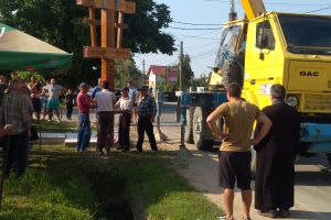 Troiţă de o jumătate de tonă, purtată pe braţe de 20 de bărbaţi din Turburea!