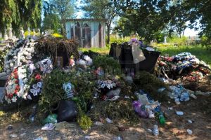 Gunoiul din cimitirul vechi din Burdujeni Sat, „bijuteria” nerevendicată de nimeni