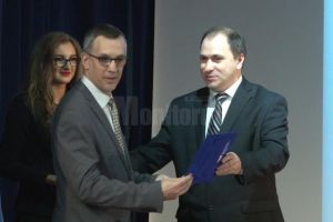 Cetăţean francez, cu studii postdoctorale în Canada, titular la Universitatea din Suceava