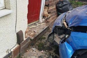 Accident rutier la Cricău: Un şofer în vârstă de 20 de ani a intrat cu maşina într-un zid. O tânără, pasageră în autoturism, a fost rănită uşor