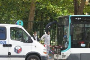 Crimă oribilă la Paris: Un arab a ÎNJUNGHIAT un francez pentru că i-a  atras atenţia că NU are voie cu bicicleta în autobuz