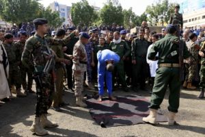 Pedofili împuşcaţi în piaţa publică apoi spânzuraţi de o macara, în Yemen. FOTO