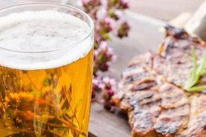 Mâncarea cu grăsime şi o bere, combinaţia fatală pentru ficat. Cum riscăm să facem ciroza hepatică