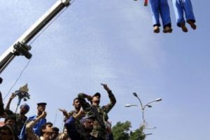 Pedofili împuşcaţi şi spânzuraţi în piaţă. FOTO