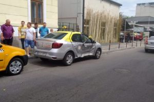Taxi răsturnat în centrul Piteştiului