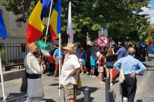 VIDEO FOTO ”Coloana Siaspora” primită cu pâine şi sare la Sibiu. Au protestat în faţa sediului PSD