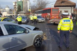 Şoferul unui Opel a trecut pe roşu şi a lovit în plin un autobuz Publitrans