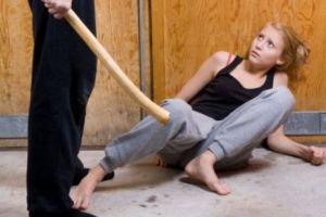 Teroare în tabăra şcolară! Copii bătuţi cu ţevi şi arşi cu bricheta de supraveghetori