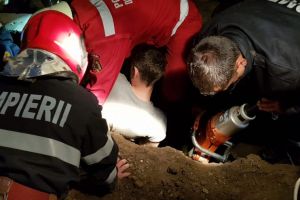 UPDATE Mal surpat la un ştrand din judeţul Sibiu – Un muncitor prins sub pământ
