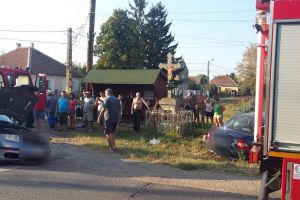 FOTO. Accident frontal în Apateu. Trei persoane rănite