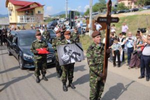FOTO: Taragotistul Dumitru Farcas, inmormantat cu onoruri militare, acasa, in comuna Grosi