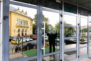 Mai multi barbati din Constanta, ademeniti de o tanara intr-un apartament pentru servicii sexuale, au fost talhariti. Primele condamnari     