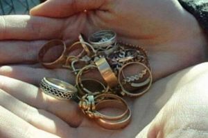 Înşelată cu bijuterii „de pomană”