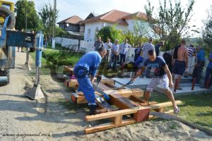 Toma Stamatoiu, omul care ridică troiţe la Turburea!  Ultima lucrare din stejar masiv cântăreşte o jumătate de tonă