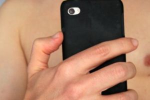 2 din 10 tineri români au trimis poze nud pe reţelele de socializare