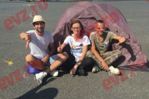 Printre primii #rezist din Piaţă. Planton cu schimbul la clădirea Guvernului