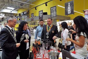 În weekend, băcăuanii o dau pe vin. La Selgros.