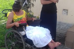 Povestea impresionantă a Mariei Ghenea, mama care de multe ori rămâne flămândă pentru a-şi hrăni fiica imobilizată