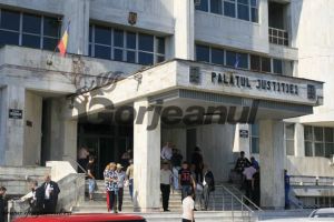 Rămâne după gratii pentru că şi-a violat fiica