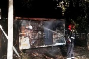 FOTO: Incendiu la o casă din Dumbrăveni. Un bărbat a ars de viu în interior