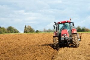 Un bărbat prins sub tractor, în stare de inconştienţă