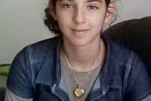 Poliţiştii cer ajutorul orădenilor ca să o găsească pe adolescenta care şi-a înjunghiat bunica şi a dispărut