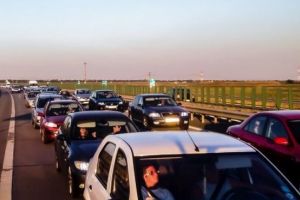 Aglomeraţie pe Autostrada Soarelui, pe sensul spre litoral