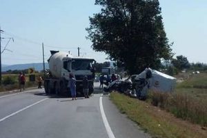 Accident MORTAL pe DN7. Coliziune FRONTALĂ între un MICROBUZ şi o AUTOUTILITARĂ