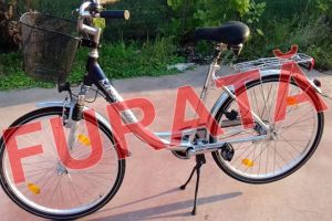 Bicicleta furata din zona Soarelui. Era legata in scara blocului