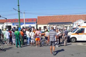 Fetiţă de 11 ani, ACCIDENTATĂ pe TRECEREA DE PIETONI de o maşină care mai apoi a LOVIT două TAXIMETRE