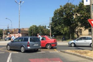 FOTO. Accident în centrul Sătmarului. Tamponare între două maşini lângă Finanţe