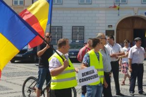 VIDEO FOTO – Angajaţii Tursib, protest în faţa Primăriei Sibiu – ”Vrem salarii şi condiţii decente de muncă!”