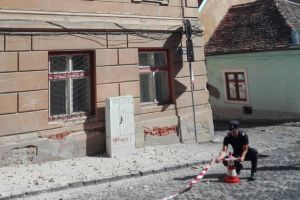 FOTO Pompierii au misiune pe Magheru. Cade tencuială