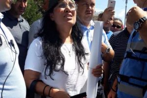 Femeie scoasa de jandarmi de la protest! 