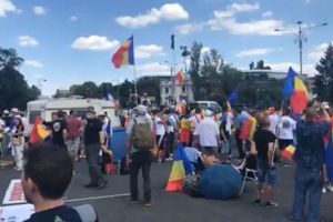 Peste 200 de persoane participa la protestul din Piata Victoriei. Manifestantii scandeaza lozinci impotriva Guvernului si a PSD