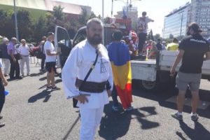 Protestatarul NEAOS merge la toate mitingurile imbracat in straie populare