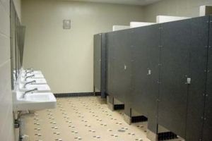 O femeie a născut într-o toaletă a unui fast-food. Oamenii legii au intrat pe fir