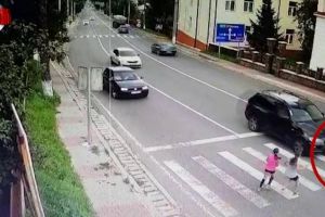 Imagini cumplite de la accidentul în care o fată de 13 ani este accidentată mortal pe ...