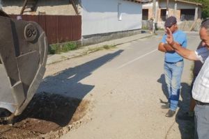 A început „marea asfaltare” la Teiuş – Primarul Mirel Vasile Hălălai anunţă evenimentul mulţumind ”guvernului responsabil” şi partidului