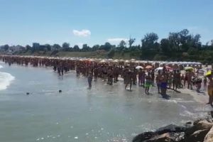 Imaginea zilei: Multimea adunata sa priveasca spectacolul mortii. Un copil a disparut in valurile marii